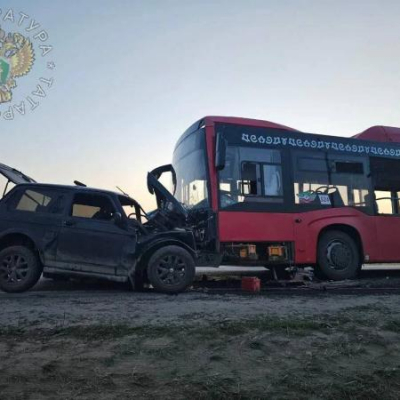 &laquo;Нива&raquo; влетела лоб в лоб в автобус под Казанью, ее водитель погиб
