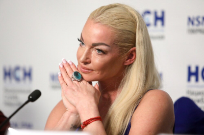 Сюрприз от дочери и мамы довел Анастасию Волочкову до слез на своем 50-летии