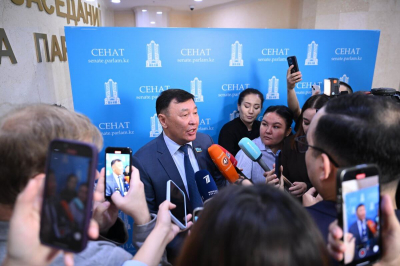 &quot;Каждый казах считает долгом выплюнуть жвачку&quot;: сенатор высказался о правосознании