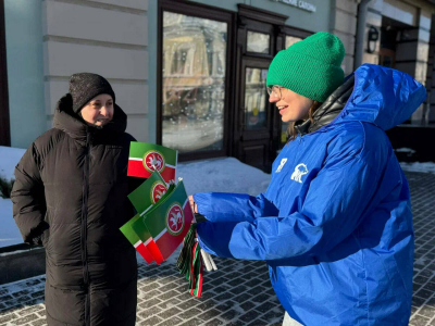 Ко Дню герба Татарстана активисты раздали 10 тыс. флажков и лент в Казани