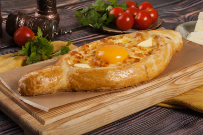 Хачапури по-аджарски &mdash; лодочки с сыром и яйцом, от которых все без ума