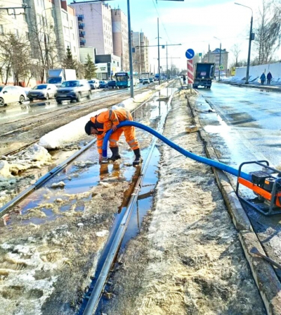 В Казани круглосуточно откачивают воду с трамвайных путей из‑за весеннего паводка