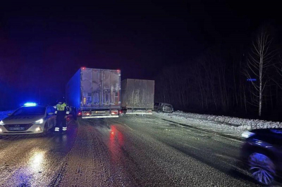 Под Новосибирском в лобовом столкновении микроавтобуса и грузовика погибли пять человек