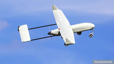 Пожарный поезд выехал к горящему бизнес-центру в Москве