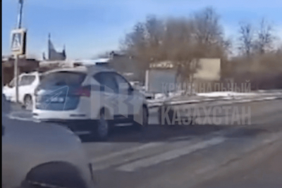 Полицейские сбили девушку на &quot;зебре&quot; в Караганде (ВИДЕО)