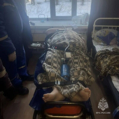 В Казани спасатели помогли медикам, доставив пациента весом в 250 кг до скорой