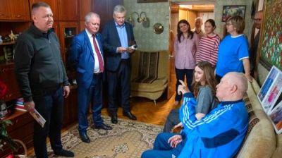 Мэр снял ботинки, но пример его оказался не заразным